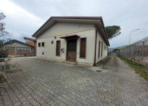 locale commerciale in vendita ad Alatri in zona Tecchiena