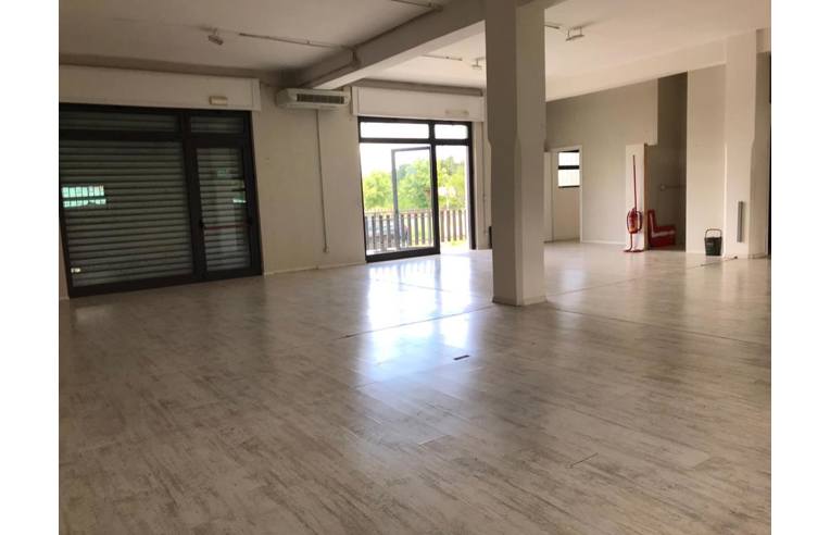 locale commerciale in vendita ad Alatri