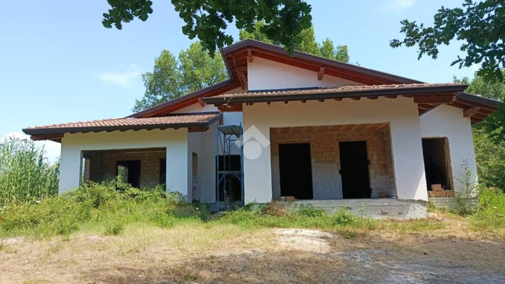 casa indipendente in vendita ad Alatri in zona Tecchiena