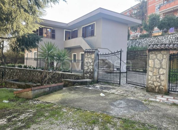 casa indipendente in vendita ad Alatri