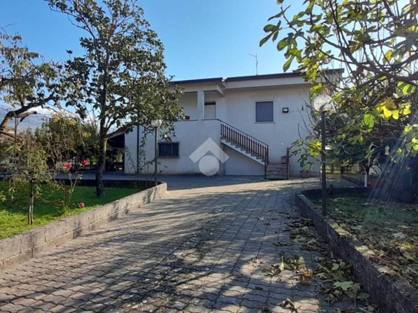 casa indipendente in vendita ad Alatri in zona Tecchiena