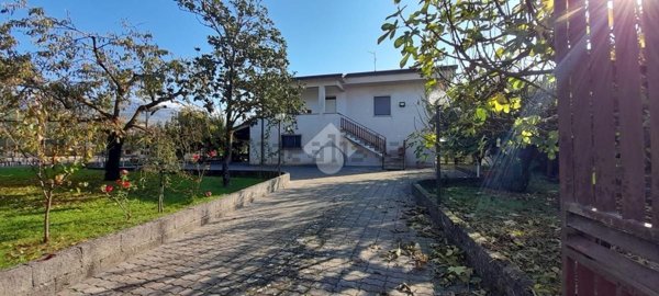 casa indipendente in vendita ad Alatri in zona Tecchiena