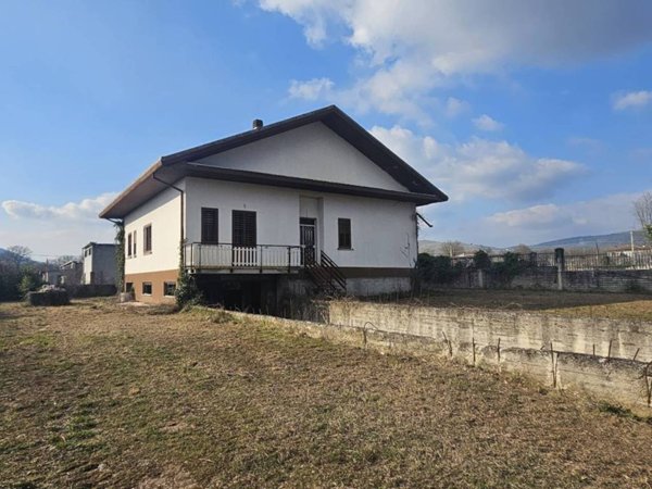 casa indipendente in vendita ad Alatri in zona Tecchiena