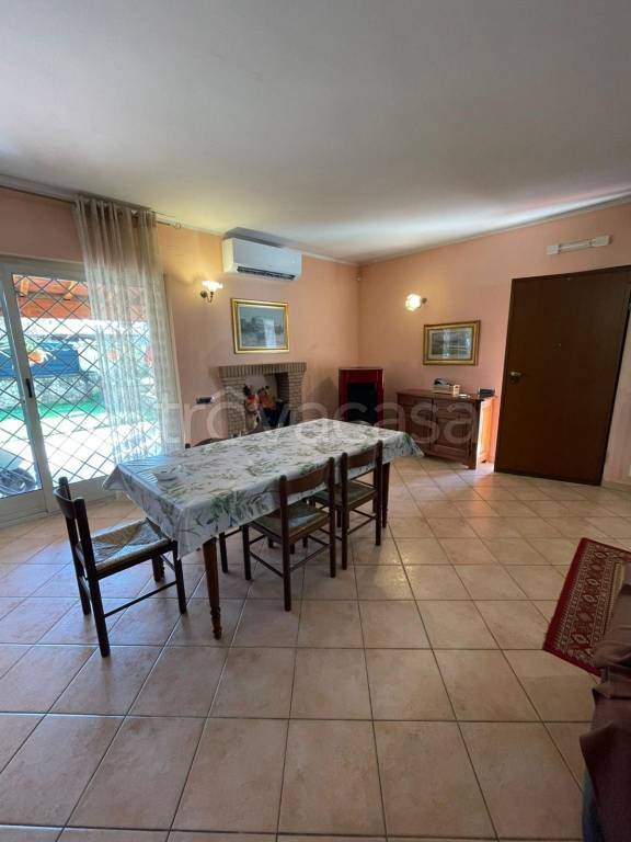 casa indipendente in vendita ad Alatri in zona Tecchiena
