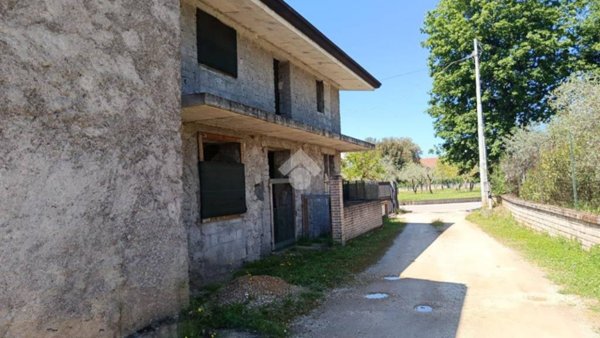casa indipendente in vendita ad Alatri in zona Tecchiena
