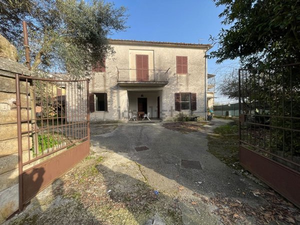 casa indipendente in vendita ad Alatri in zona Tecchiena