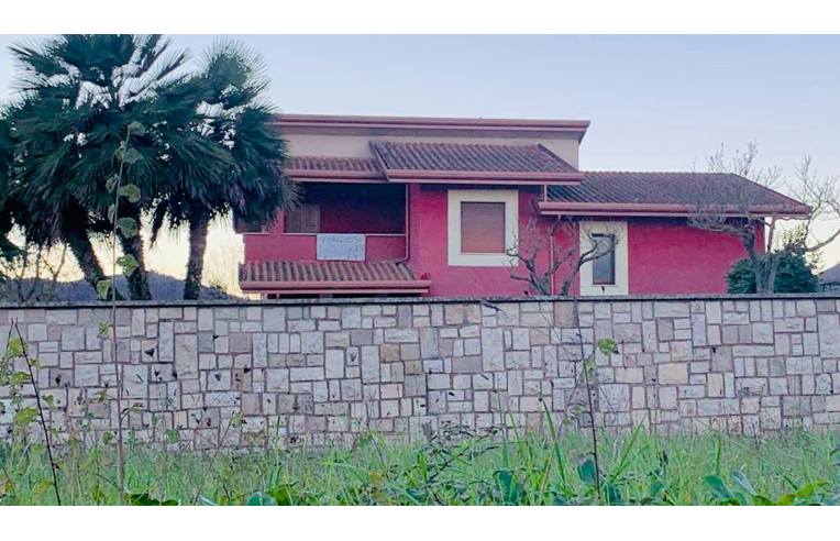 casa indipendente in vendita ad Alatri in zona Tecchiena