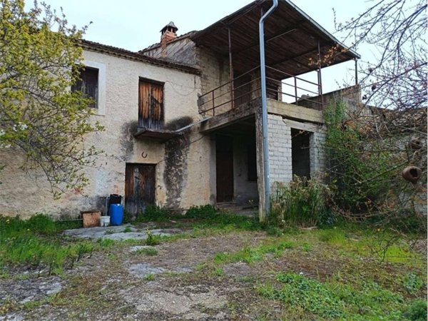 casa indipendente in vendita ad Alatri in zona Basciano