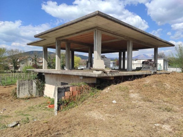 locale commerciale in vendita ad Alatri in zona Basciano