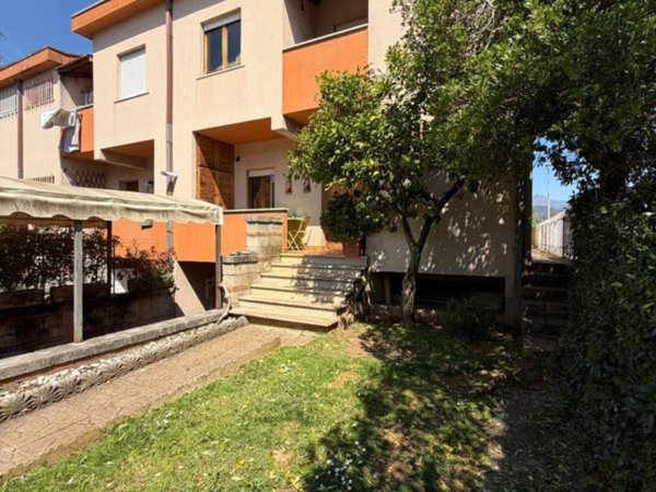 casa indipendente in vendita ad Alatri in zona Tecchiena