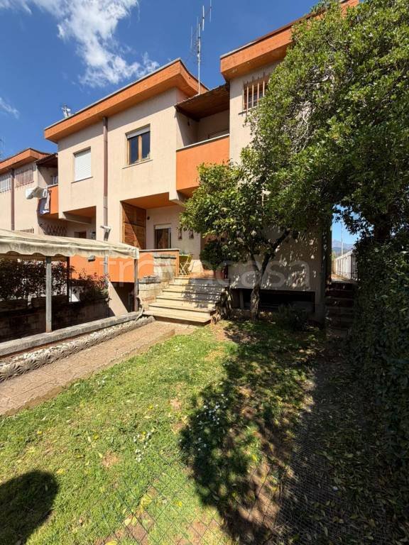 casa indipendente in vendita ad Alatri in zona Tecchiena