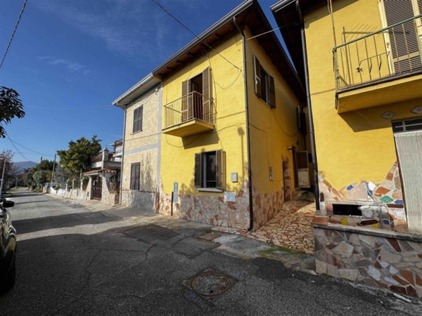 casa indipendente in vendita ad Alatri in zona Basciano