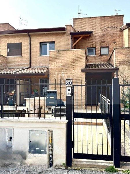 casa indipendente in vendita ad Alatri in zona Basciano