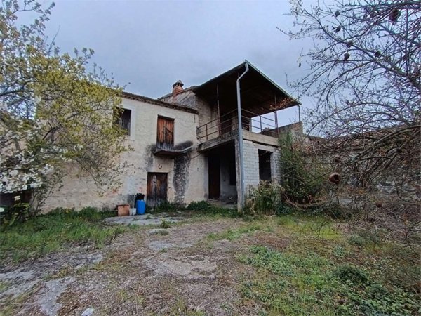 casa indipendente in vendita ad Alatri in zona Basciano