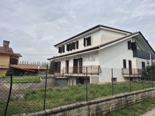 casa indipendente in vendita ad Alatri in zona Tecchiena