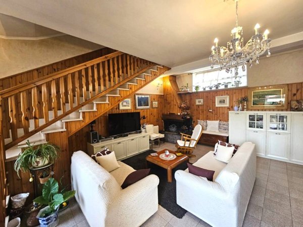 casa indipendente in vendita ad Alatri in zona Tecchiena