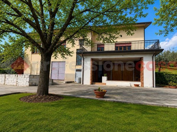 casa indipendente in vendita ad Alatri in zona Basciano
