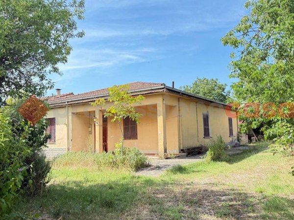 casa indipendente in vendita ad Alatri in zona Tecchiena
