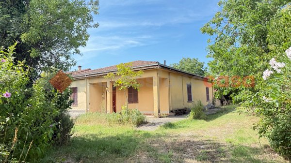 casa indipendente in vendita ad Alatri in zona Tecchiena