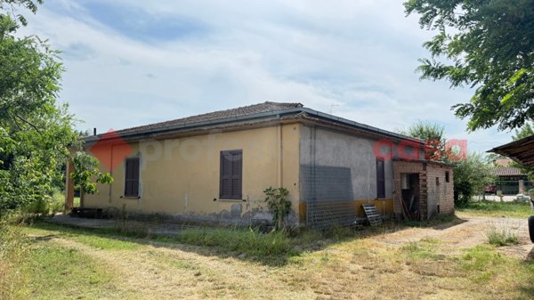 casa indipendente in vendita ad Alatri in zona Tecchiena