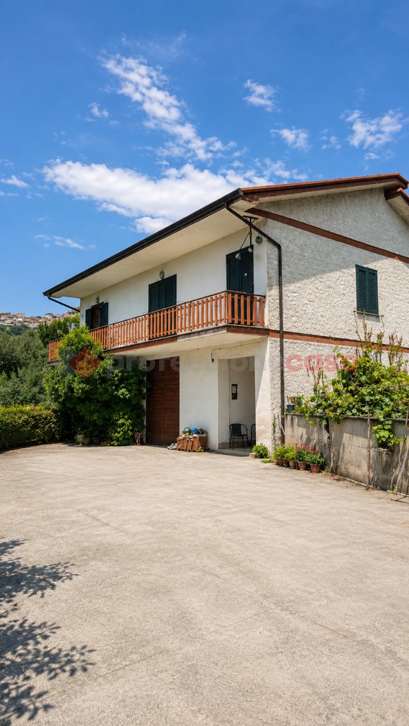 casa indipendente in vendita ad Alatri in zona Tecchiena