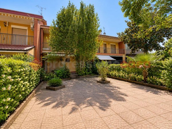 casa indipendente in vendita ad Alatri in zona Tecchiena
