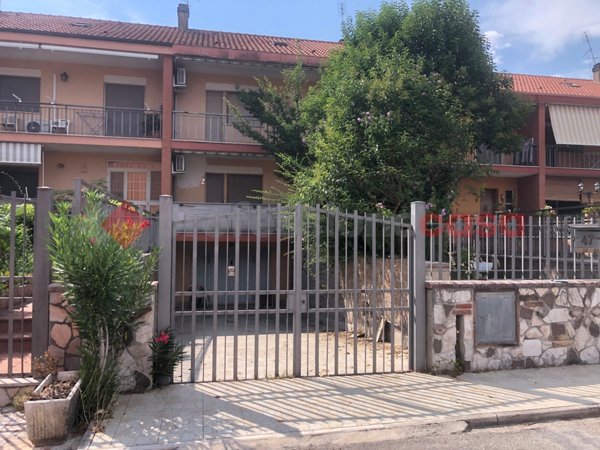 casa indipendente in vendita ad Alatri in zona Tecchiena