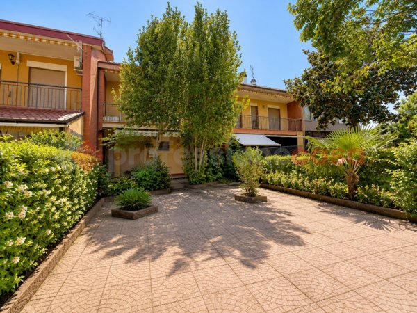 casa indipendente in vendita ad Alatri in zona Tecchiena