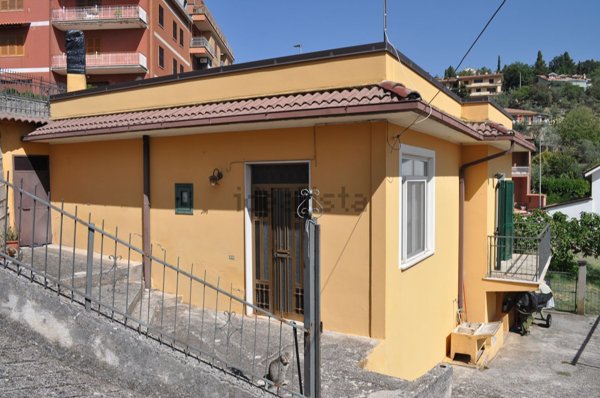 casa indipendente in vendita ad Alatri