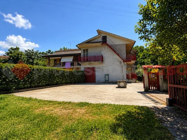 casa indipendente in vendita ad Alatri in zona Tecchiena