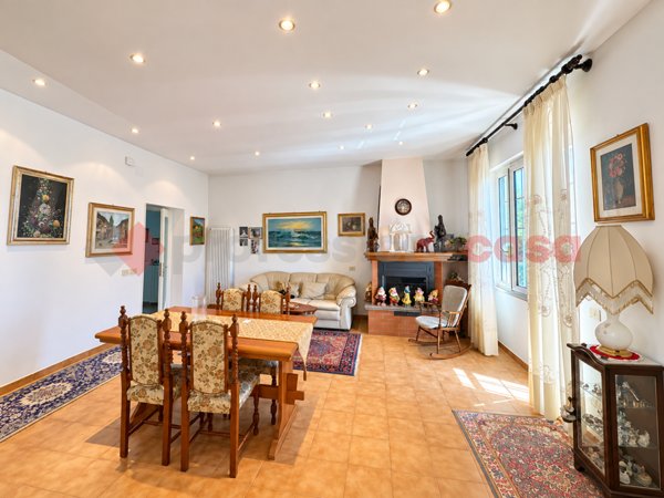 casa indipendente in vendita ad Alatri in zona Tecchiena