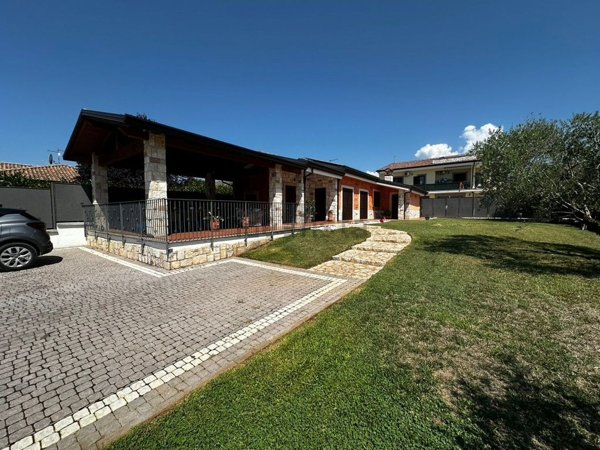 casa indipendente in vendita ad Alatri in zona Tecchiena