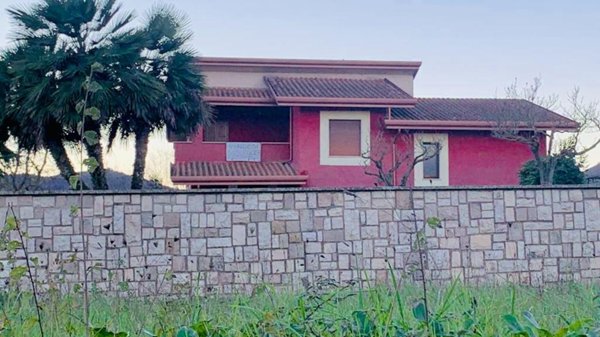 casa indipendente in vendita ad Alatri in zona Tecchiena
