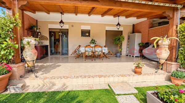 casa indipendente in vendita ad Alatri in zona Tecchiena
