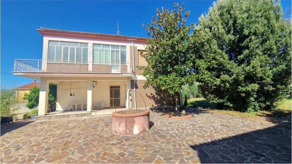 casa indipendente in vendita ad Alatri in zona Tecchiena