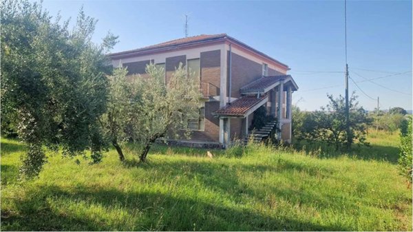 casa indipendente in vendita ad Alatri in zona Tecchiena