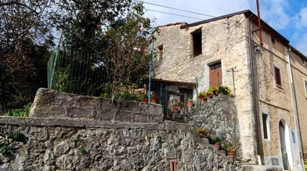 casa indipendente in vendita ad Alvito in zona Sant'Onofrio