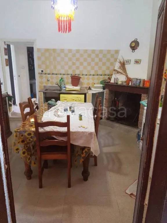 casa indipendente in vendita ad Alvito in zona Peschio