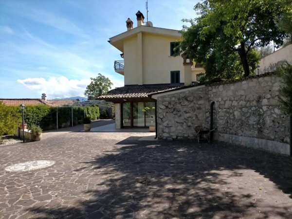 casa indipendente in vendita ad Alvito in zona Sant'Onofrio