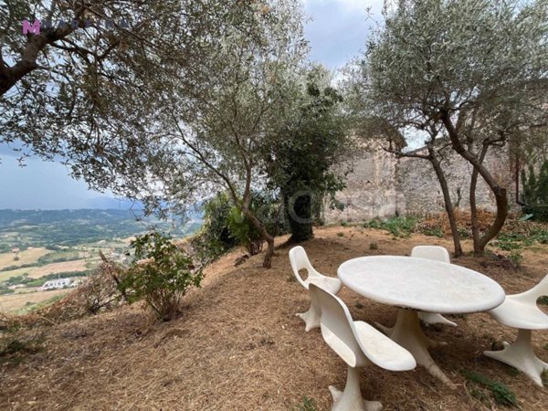 casa indipendente in vendita ad Alvito in zona Castello