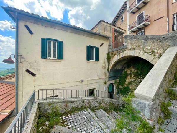 appartamento in vendita ad Alvito in zona Castello