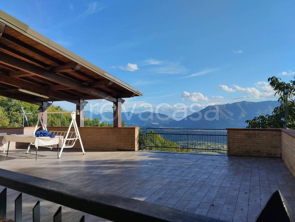 casa indipendente in vendita ad Alvito in zona Castello