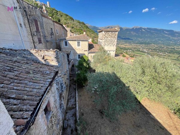 casa indipendente in vendita ad Alvito in zona Castello