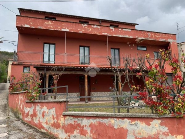 casa indipendente in vendita ad Alvito in zona Sant'Onofrio