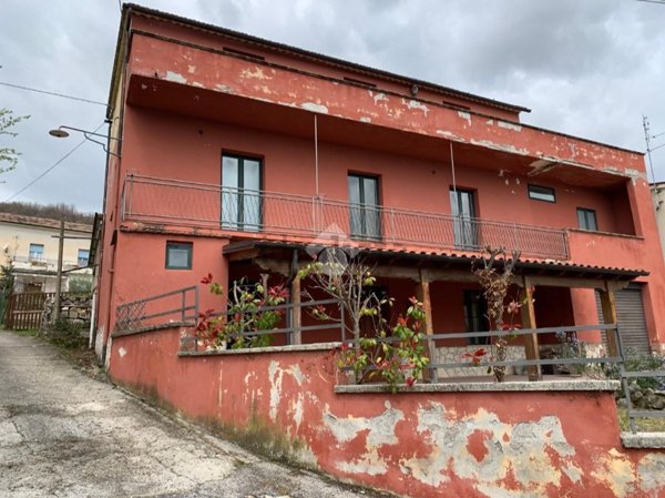 casa indipendente in vendita ad Alvito in zona Peschio