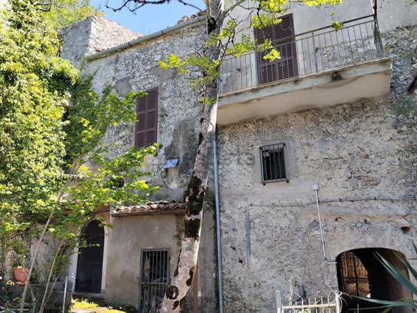 pentavano in vendita ad Alvito in zona Peschio