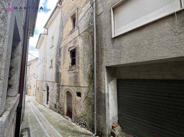 casa indipendente in vendita ad Alvito in zona Castello