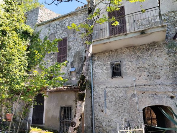 casa indipendente in vendita ad Alvito in zona Castello