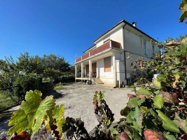 casa indipendente in vendita ad Alvito in zona Santa Maria del Campo