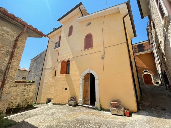casa indipendente in vendita ad Alvito in zona Castello